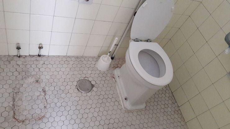 As pésimas condicións das habitacións dos médicos internos residentes (MIR) do Complexo Hospitalario Universitario de Ourense (CHUO).