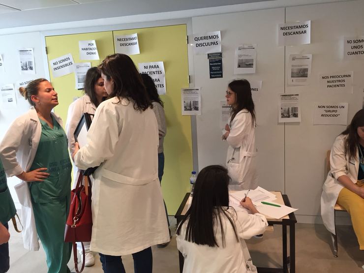 Recollida de sinaturas contra as precarias instalacións nas que foron reinstalados os médicos internos residentes (MIR) no CHUO - Complexo Hospitalario Universitario de Ourense.