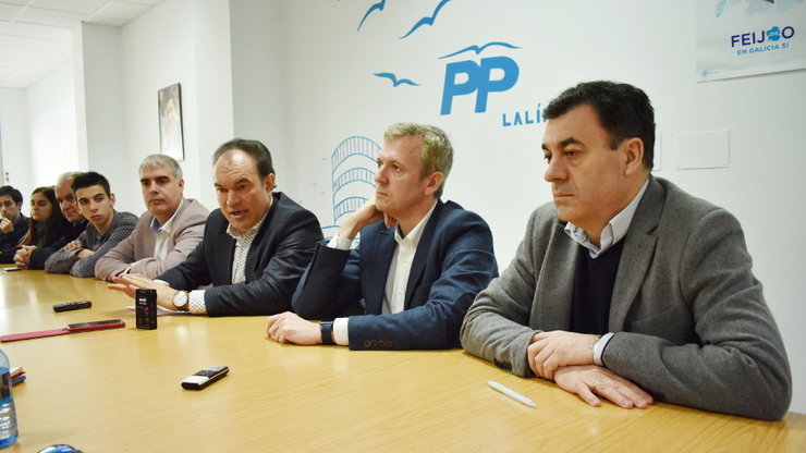 José Crespo, Alfonso Rueda e Román Rodríguez nunha rolda de prensa 