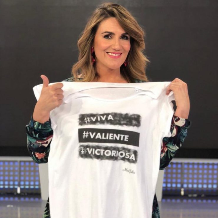 A presentadora de TV Carlota Corredera, cunha camiseta dunha campaña de divulgación da endometriose 