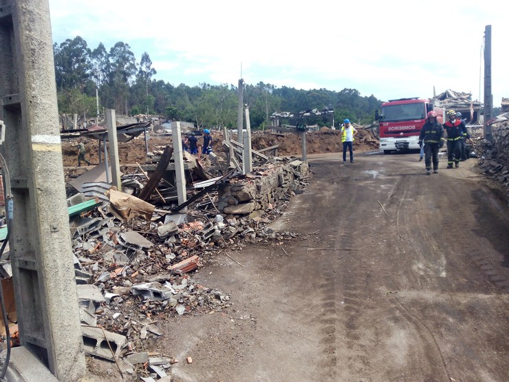 Desfeitas ocasionadas pola explosión de material pirotécnico en Tui