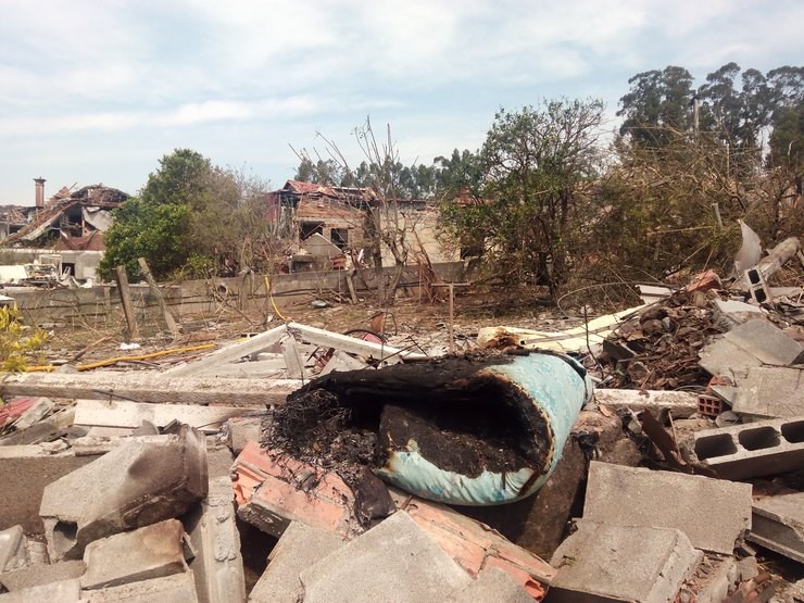 Cascallos após a explosión de Tui en Paramos, que deixou arrasou vivendas.