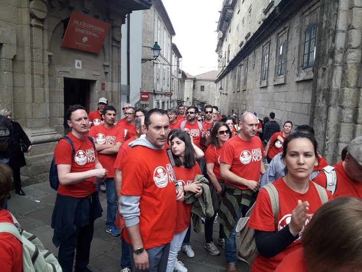 Participantes na Marcha contra a  mina de Touro 