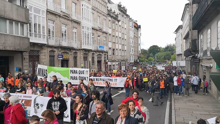 Multitudinaria manifestacion contra a mina de Touro-O Pino 