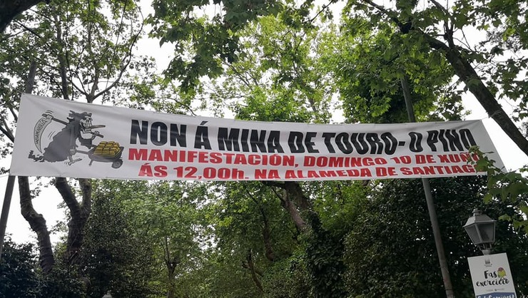 Pancarta en contra da mina de Touro-O Pino 