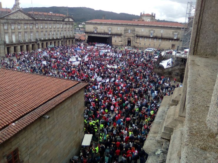 Masiva manifestación en contra da mina de Touro e O Pino 