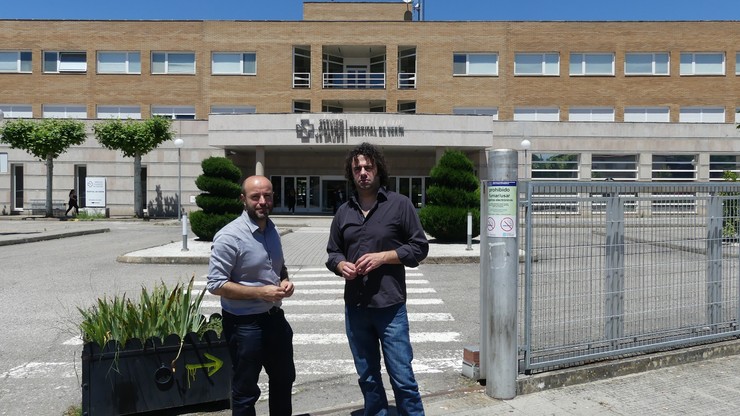 Luís Villares e o deputado Davide Rodríguez no hospital de Verín 