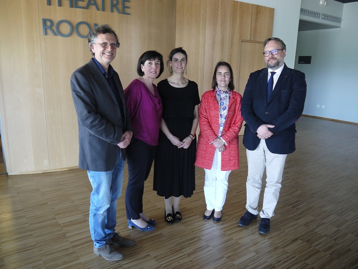 A directora da Axencia Galega de Innovación (GAIN), Patricia Argerey Vilar (centro), con representantes do consorcio de empresas do sector biotecnolóxico Neogalfarm 
