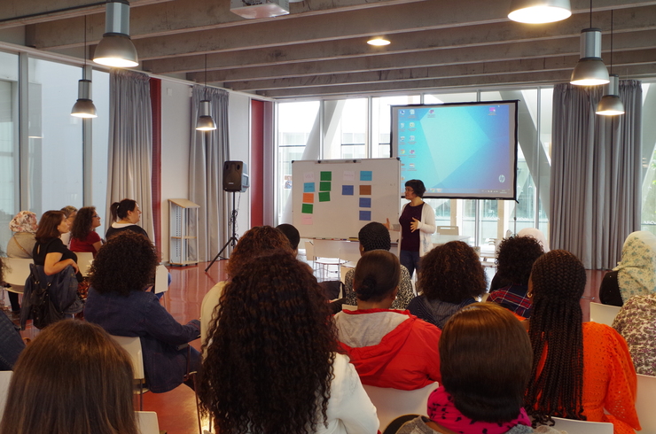 Mina Shayan impartindo un obradoiro en 'Mulleres musulmás para a participación social' na Coruña
