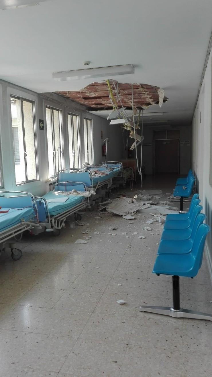 Derrube do teito dun corredor no Hospital Gil Casares de Santiago./EP