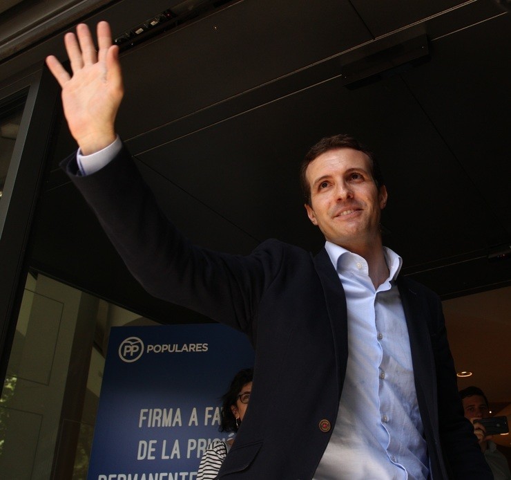 Pablo Casado atende aos medios após anunciar a súa candidatura a liderar o PP