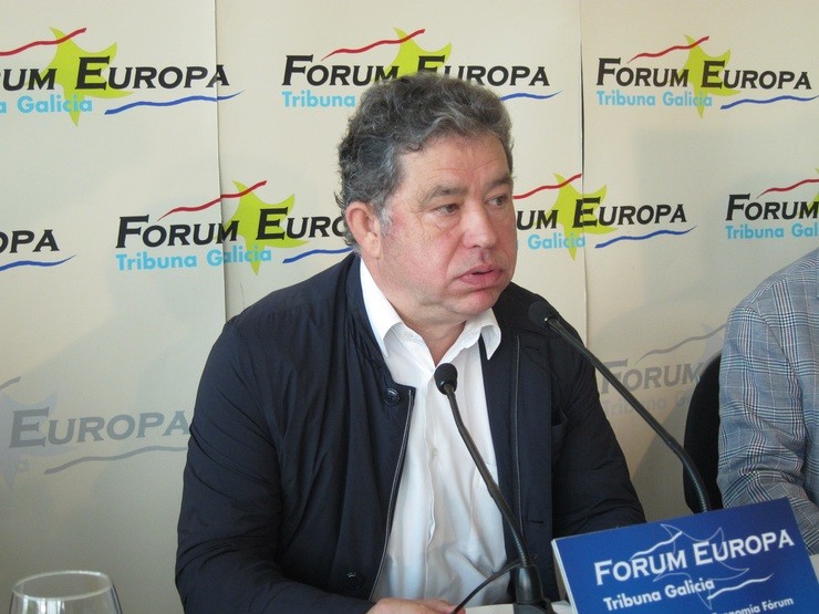 Fernández Lores nun almorzo coloquio de Forum Europa 