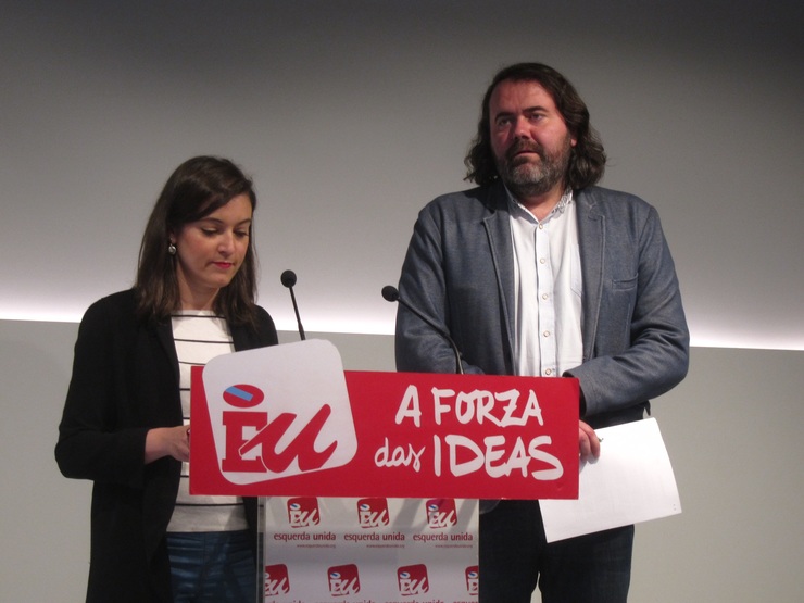 Eva Solla e Rubén Pérez nunha rolda de prensa de Esquerda Unida 