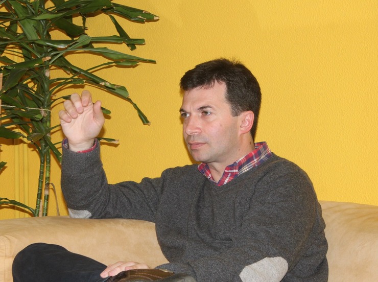 Gonzalo Caballero durante unha entrevista con Galicia Confidencial 