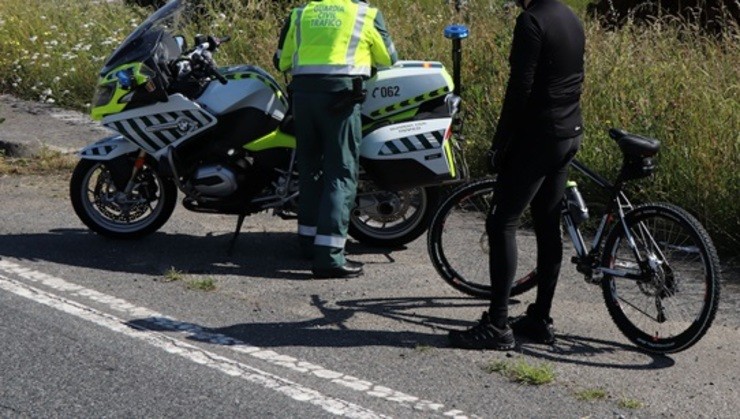 A Garda Civil intercepta a un ciclista. GUARDIA CIVIL