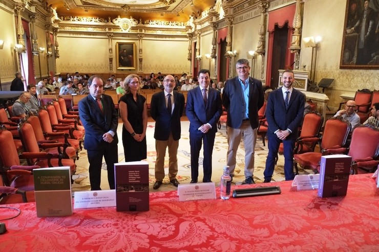 Rubén Lois, Holly Barcus, Francisco Durán, Román Rodríguez, Vicente Pérez, Valerià Paul