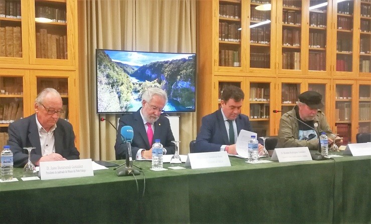 Firma de colaboración entre Román Rodríguez, Miguel Ángel Santalices e Beramendi 