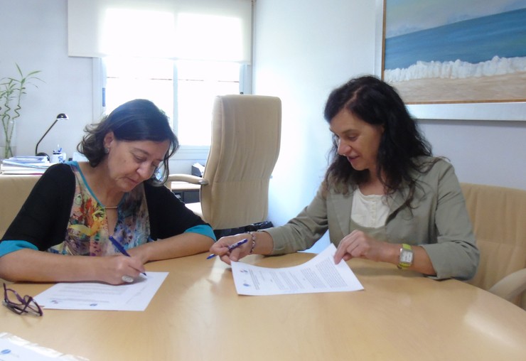 A presidenta de FEGADEM, Rosa María Villar Cordovés, e á dereita, a decana do Colexio Oficial de Psicoloxía de Galicia, María Rosa Álvarez Prada. / Cedida