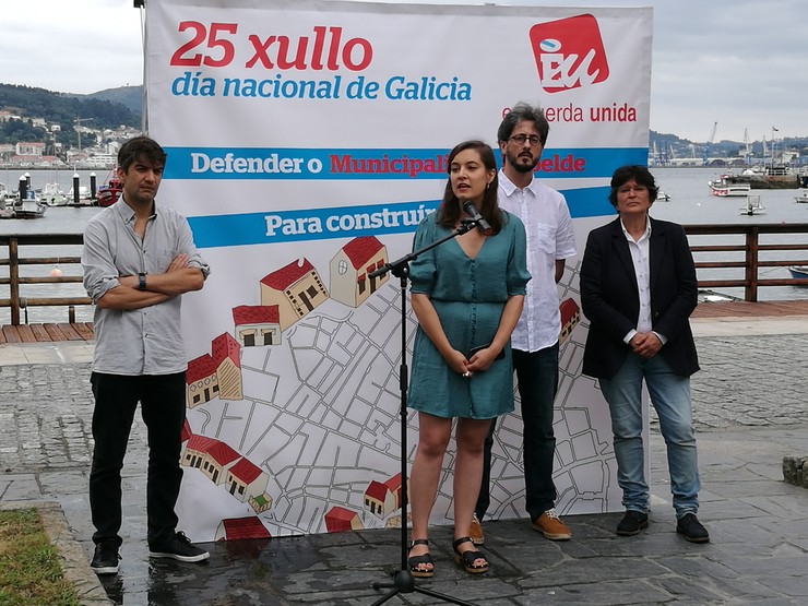 Jorge Suárez, Eva Solla, Carlos Vázquez Portomeñe, líder de ACE, e Pilar Díaz, alcaldesa de Mugardos no acto de EU o 25 de xullo 