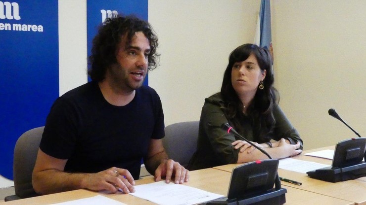 Os deputados de En Marea Davide Rodríguez e Paula Quinteiro en rolda de prensa. EN MAREA 