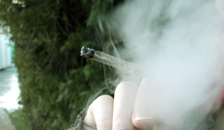 Fumando cannabis / Chmee2 en Wikipedia - Arquivo