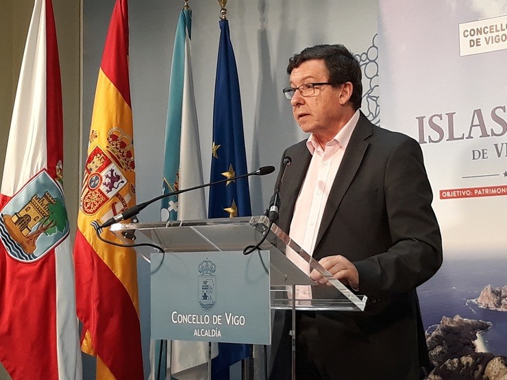 O concelleiro Carlos López Font, en rolda de prensa