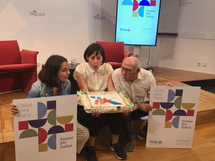Ana Pontón xunto a Lois Diéguez e María Alonso na campaña do Día dá Patria 