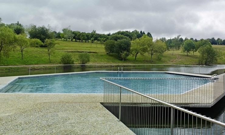 Piscina gratuíta situada no Parque Monte do Gozo de Santiago.. XUNTA