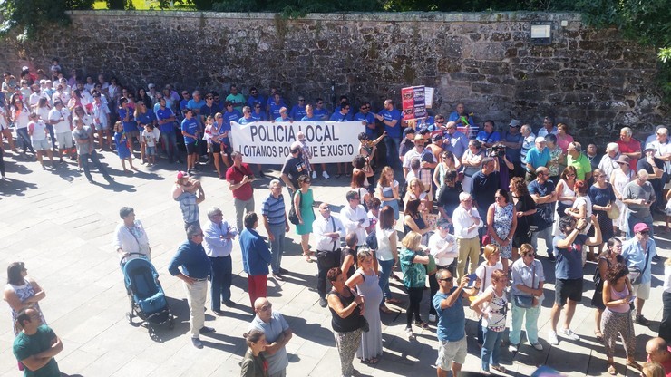 Protesta da Policía Local durante a lectura do pregón de Pontevedra 