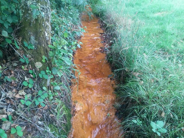 O regato Portapego contaminado pola mina de Touro 