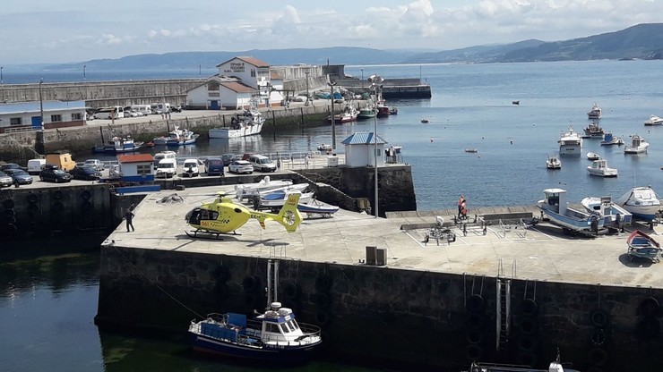 Helicóptero medicalizado de Santiago aterrando no porto de Malpica. 