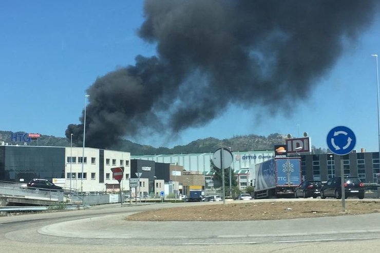 Unha columna de fume negro sae dun incendio na fábrica Alumisel, do Polígono da Granxa, no Porriño / cedida