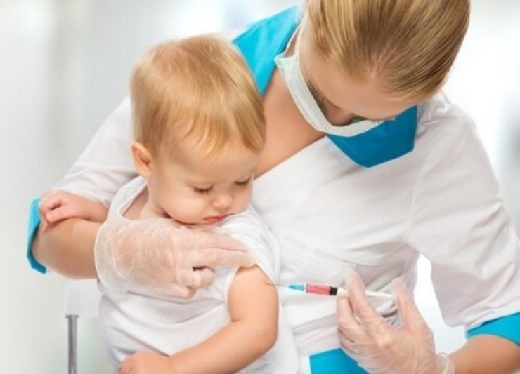 Vacinación a un neno / Arquivo