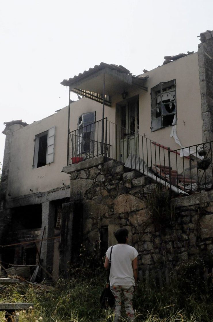 Unha muller observa os restos da súa vivenda en Paramos 