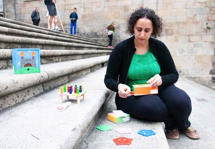 As súas creacións son coloridas e veñen en caixiñas de madeira