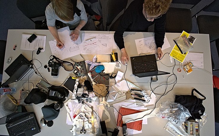 Un grupo de makers nun makerspace