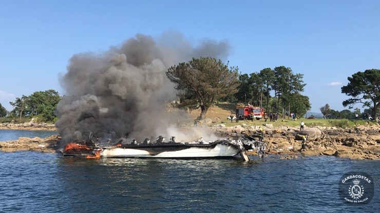 Incendio en un catamarán en Illa da Toxa, O Grove (Pontevedra). XUNTA / Europa Press