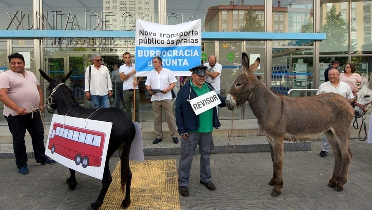 Protesta del Ayuntamiento de Oleiros ante la Xunta. AYUNTAMIENTO DE OLEIROS 