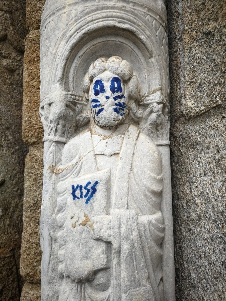 Figura da Catedral de Santiago pintada após un acto vandálico 