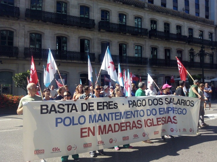 Persoal de Madeiras Iglesias maniféstase en Vigo 