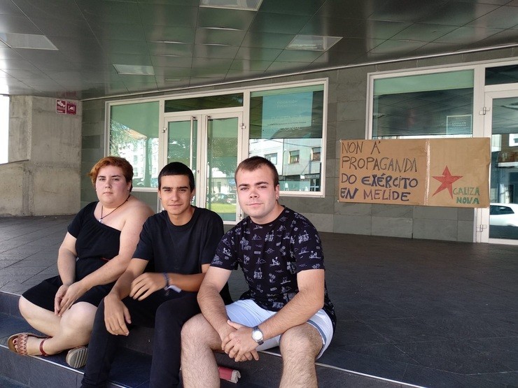 Representantes de Galiza Nova en Melide protestando contra unha exposición do Exército español / Galiza Nova