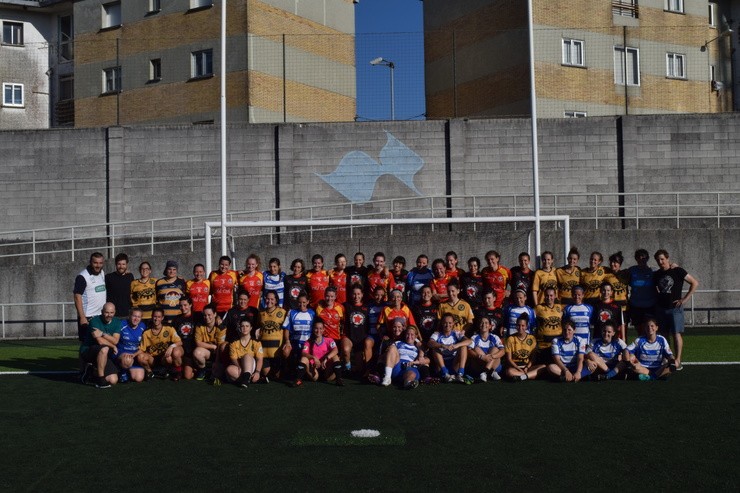 Xogadoras das equipas que disputaron o I  Torneo Internacional de fútbol gaélico feminino Cidade de Compostela / Estrela Vermelha