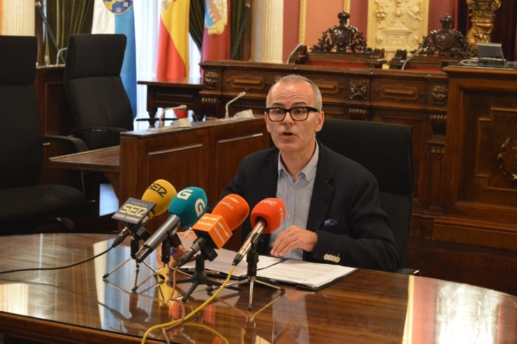 El alcalde de Ourense, Jesús Vázquez Abad, en la rueda de prensa 