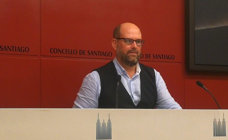 O alcalde de Santiago, Martiño Noriega, en rolda de prensa. 