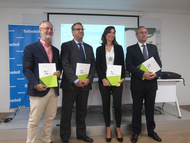 Membros de Rede Localis, na presentación dun documento.
