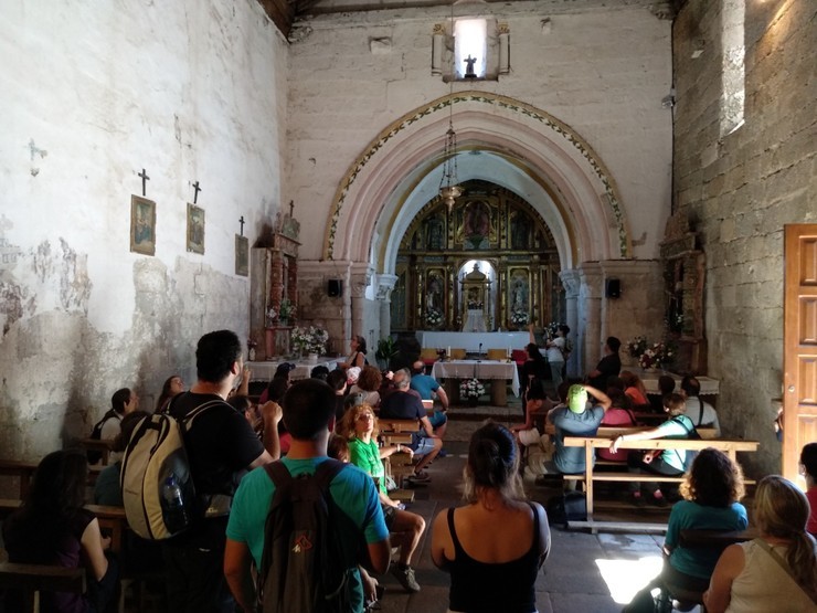Participantes na andaina de Rutas de Historia na Igrexia románica de Lobios, en Sober 