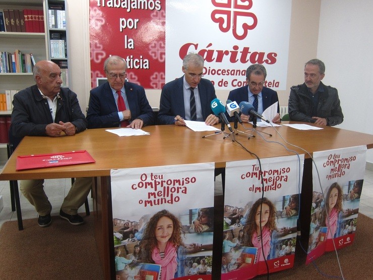 O conselleiro de Economía, Francisco Conde, nun acto con Cáritas e Cruz Vermella 