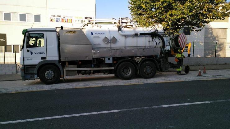 Camións limpan os sumidoiros de Santiago para evitar inundacións no outono coa chegada das chuvias / Viaqua