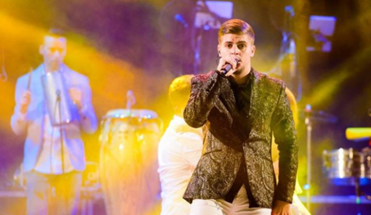 Unai García sobre o escenario da orquestra Armonía Show.