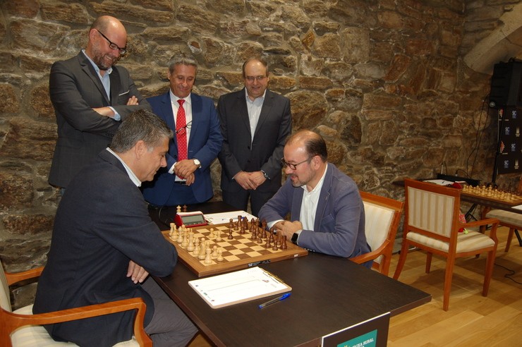 O reitor da Universidade de Santiago xoga unha partida de xadrez co presidente da Federación Española 